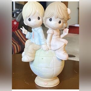 Precious Moments Collectors Club “Peace, Love and Unity” 2011 Retired Figurine